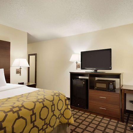 Baymont By Wyndham Salina Hotel Exterior photo