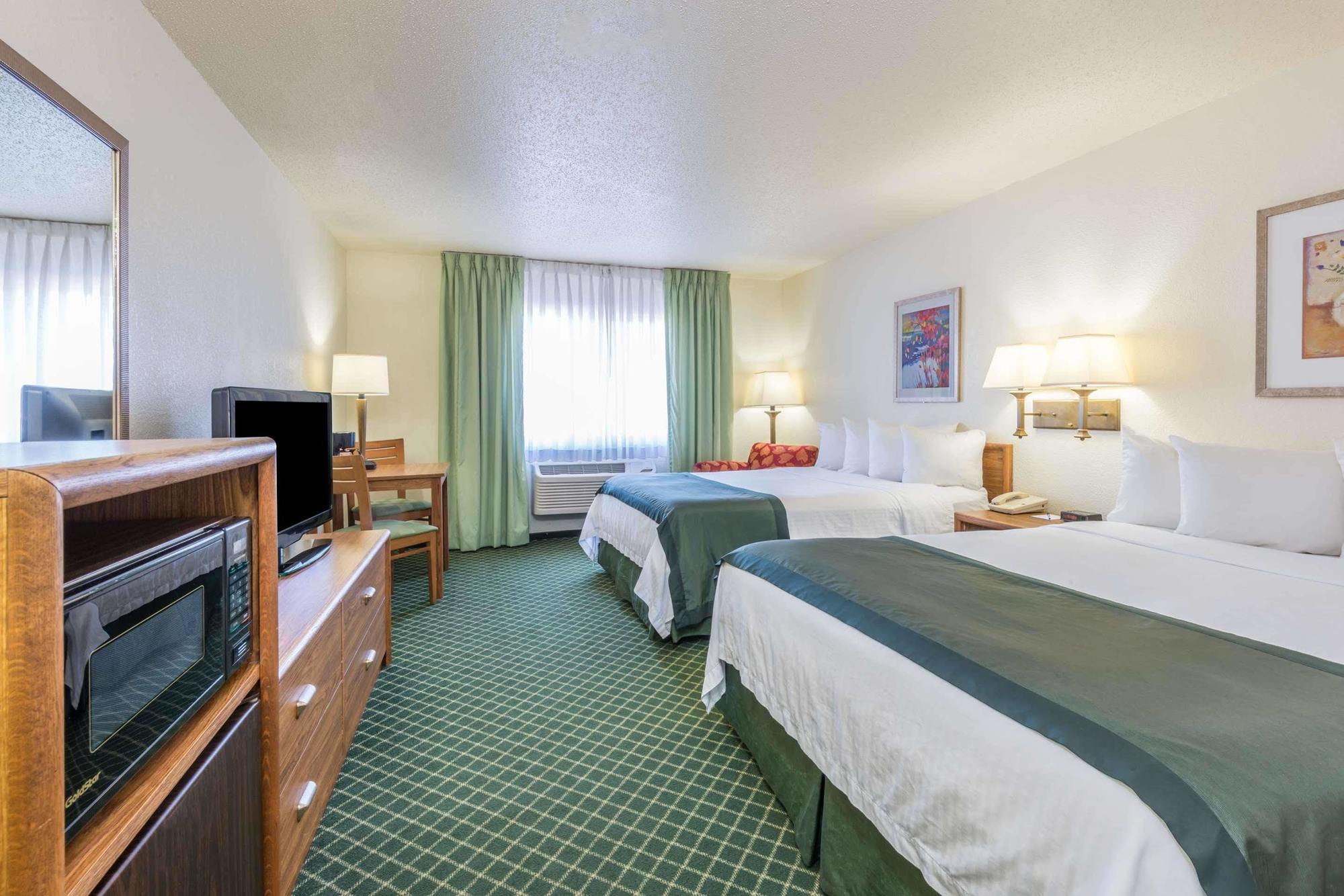 Baymont By Wyndham Salina Hotel Exterior photo