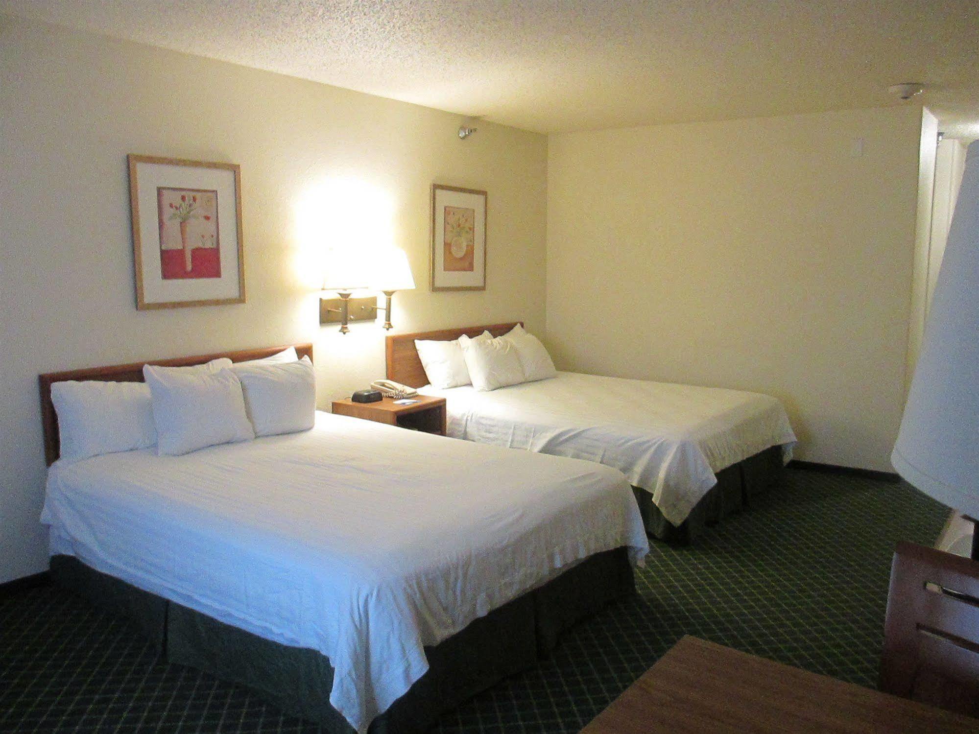 Baymont By Wyndham Salina Hotel Exterior photo